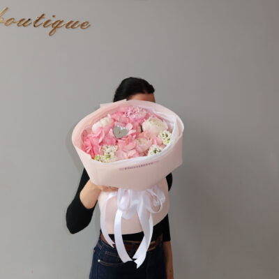 Ніжно рожевий букет з півоній, бузку та рожевої гортензії