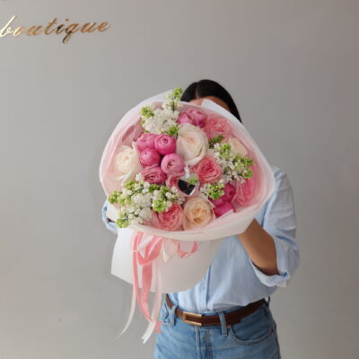 Мікс піоновидних троянд та ароматного бузку