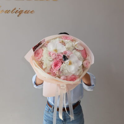 Букет з гортензій, піоновидних троянд, білих орхідей та гіацинтів