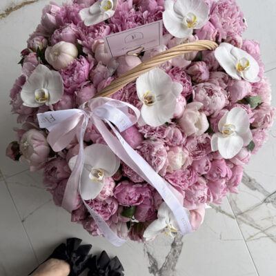 Композиція зі 101 півонії Sarah Bernhardt та білосніжних орхідей