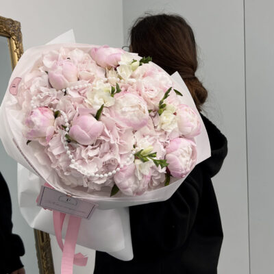 Витончений букет з ніжними гортензіями, півоніями та тендітними фрезіями