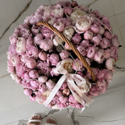 Композиція зі 101 півонії Sarah Bernhardt