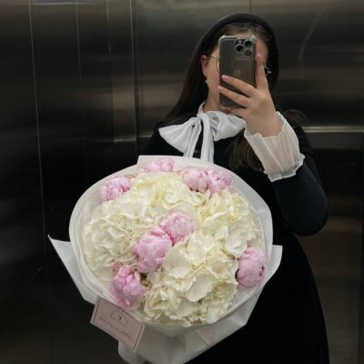 Букет з білих голландських гортензій та півоній Sarah Bernhardt