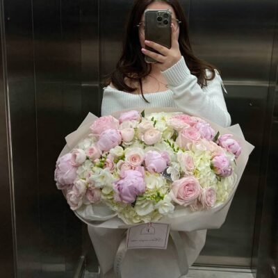 Збірний букет з півоній, гортензій, ароматних фрезій, піоновидних кущових та одноголових троянд