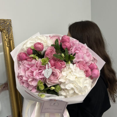 Соковите поєдання гортензій, парфумованих троянд, хелеборусу та кущової троянди Silva Pink