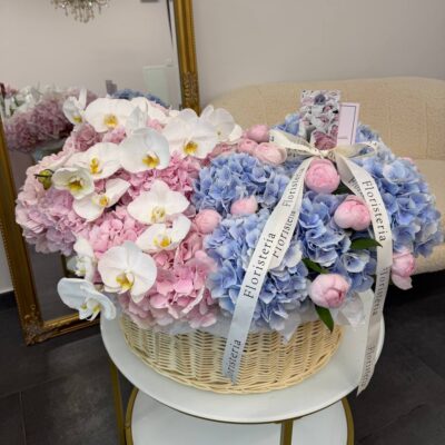 Блакитно рожева композиція з орхідеями та садовими трояндами Peony Pink