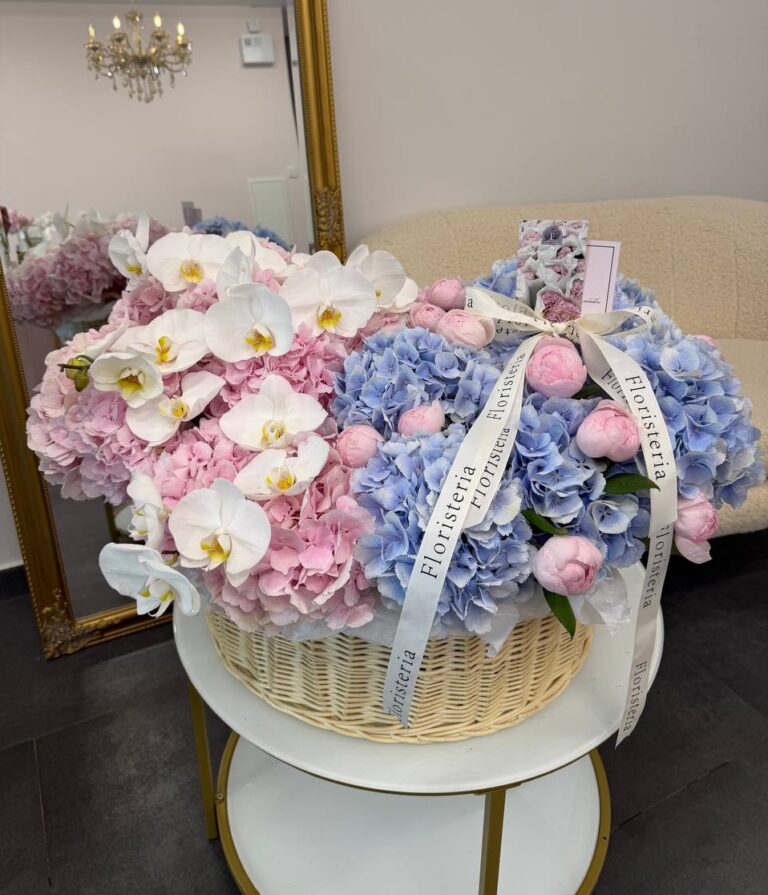 Блакитно рожева композиція з орхідеями та садовими трояндами Peony Pink