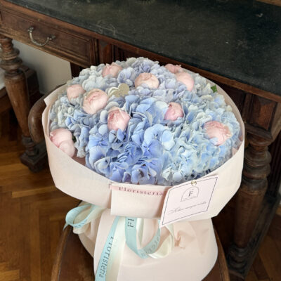 Мікс з блакитних гортензій та садових троянд Peony Pink