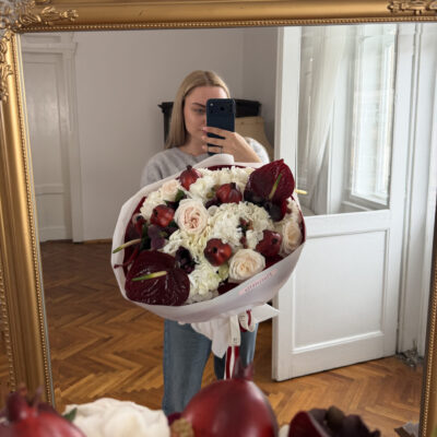 Ексклюзивний осінній букет з декоративним гранатом, ягід рубусу та хелеборусу