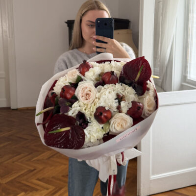 Ексклюзивний осінній букет з декоративним гранатом, ягід рубусу та хелеборусу