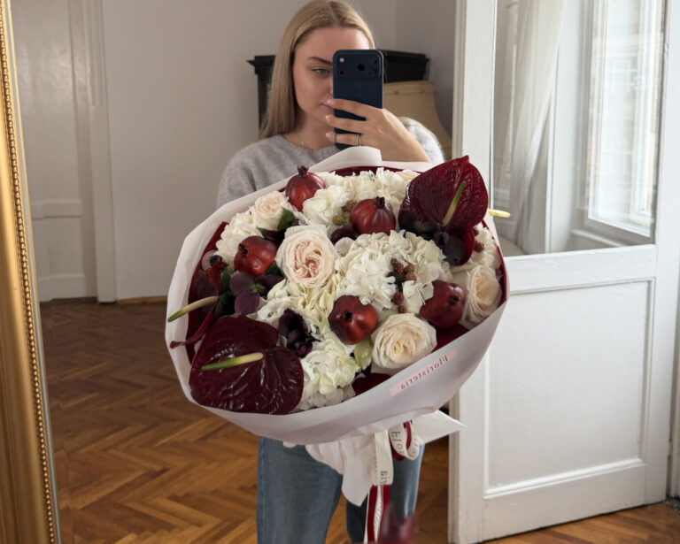 Ексклюзивний осінній букет з декоративним гранатом, ягід рубусу та хелеборусу