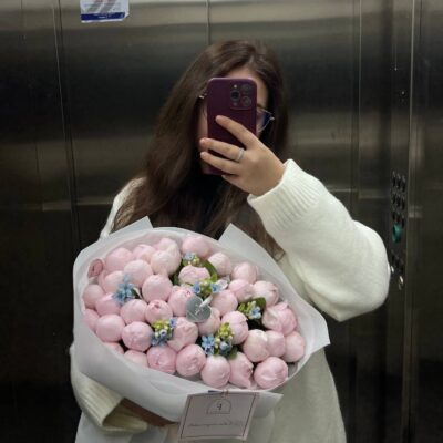 Букет з садової троянди Peony Pink та блакитного оксіпеталума