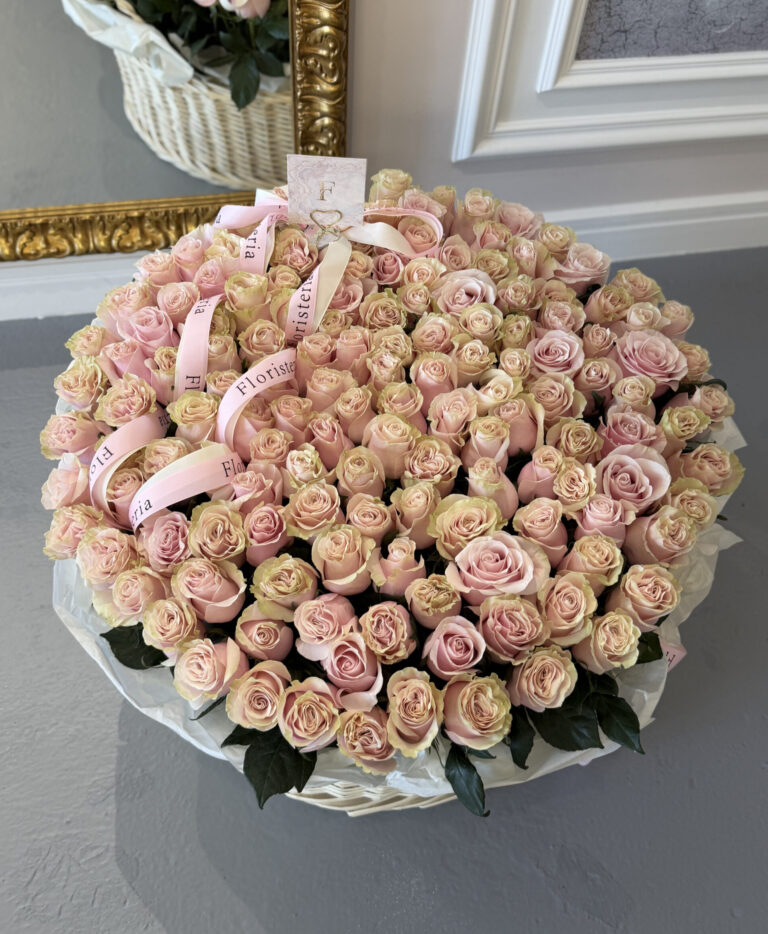 Композиція зі 141 еквадорської троянди Pink Mondial